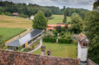 Das Schloss Courgevaux sowie die teilweise verfallenen Nebengebäude wurden aufwändig saniert und weiterer Wohnraum auf dem weitläufigen Schlossareal geschaffen.