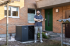 Die Wärmepumpe wurde vor die Lichtschächte platziert