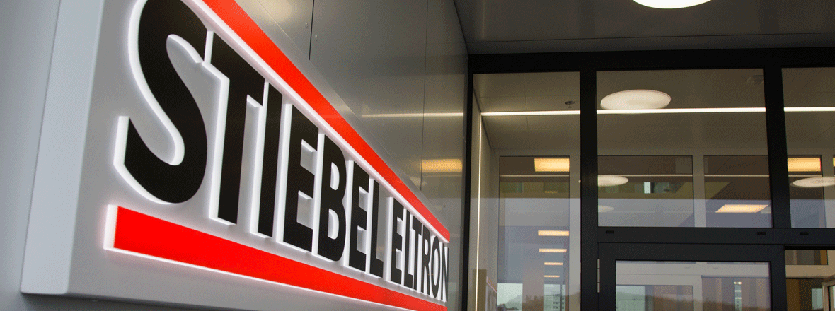 STIEBEL ELTRON Logo davanti all’Energy Campus di Lupfig