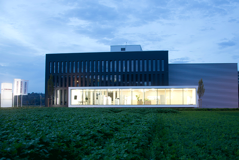 Vue extérieure avec zone d'exposition, STIEBEL ELTRON Suisse, siège social, ENERGY CAMPUS à Lupfig, norme Minergie P, centre de compétence pour les énergies renouvelables