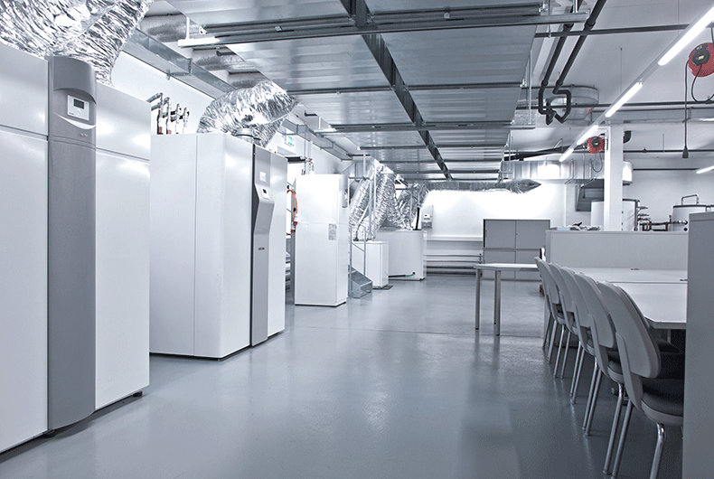 salle de formation en qualité de lieux de formation et de perfectionnement pour les techniciens de maintenance, STIEBEL ELTRON Suisse siège social, ENERGY CAMPUS STIEBEL ELTRON Suisse, ENERGY CAMPUS à Lupfig, norme Minergie P, centre de compétence pour les énergies renouvelable