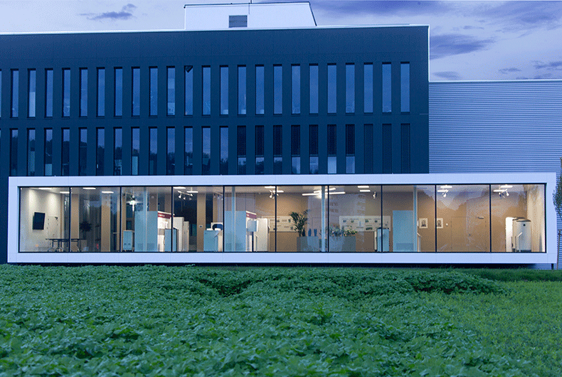 Vue extérieure avec zone d'exposition/show-room avec pompes à chaleur silencieuses, STIEBEL ELTRON Suisse, ENERGY CAMPUS à Lupfig, norme Minergie P, centre de compétence pour les énergies renouvelables