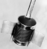 L’ingénieur Theodor Stiebel est exaspéré par un thermoplongeur à piston dont la fonction ne correspond pas du tout à ses attentes. Il en invente un nouveau: le thermoplongeur à anneau est né.