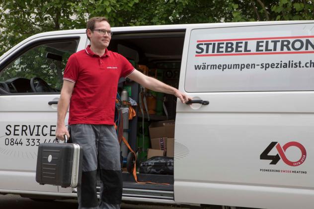Der Servicetechniker von STIEBEL ELTRON trifft für die Inbetriebnahme ein.