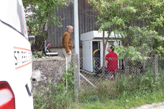 Die Büsche wurden für den Austausch der Wärmepumpen extra zurückgestutzt.