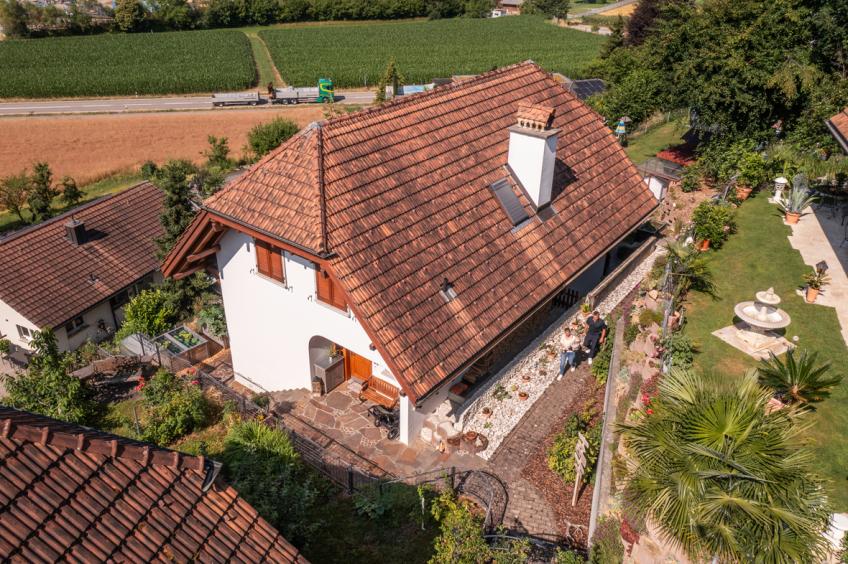 Mit dieser Wärmepumpe kann die Familie das Haus im Sommer über die Fussbodenheizung auch kühlen. 