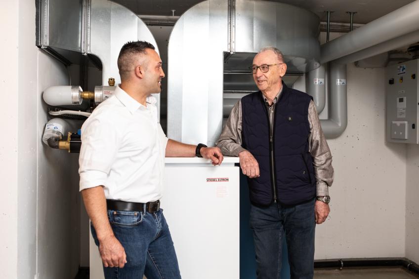 «Durch die Installation dieser Anlage können wir pro Jahr 45 Tonnen CO2 reduzieren.» Kurt Welti, Miteigentümer der Liegenschaft