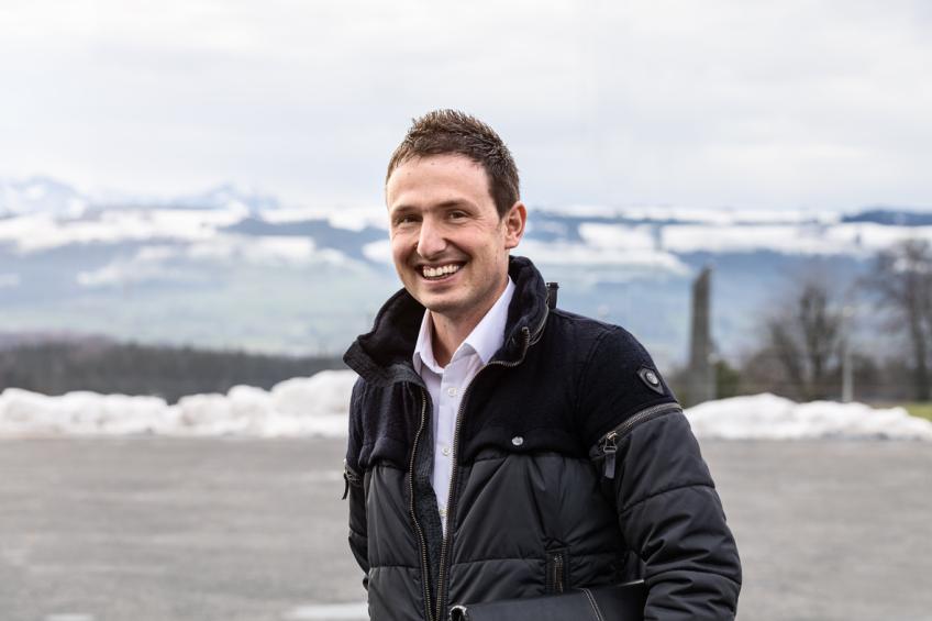 «Con la speciale tecnologia a gas caldo il riscaldamento e l'acqua calda possono essere prodotti contemporaneamente grazie ad uno scambiatore di calore supplementare.» René Huber, consulente tecnico di vendita di STIEBEL ELTRON