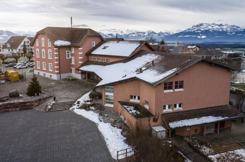 Una ristrutturazione di riscaldamento ben riuscita: l’edificio scolastico di Hildisrieden ora si riscalda con energie rinnovabili.